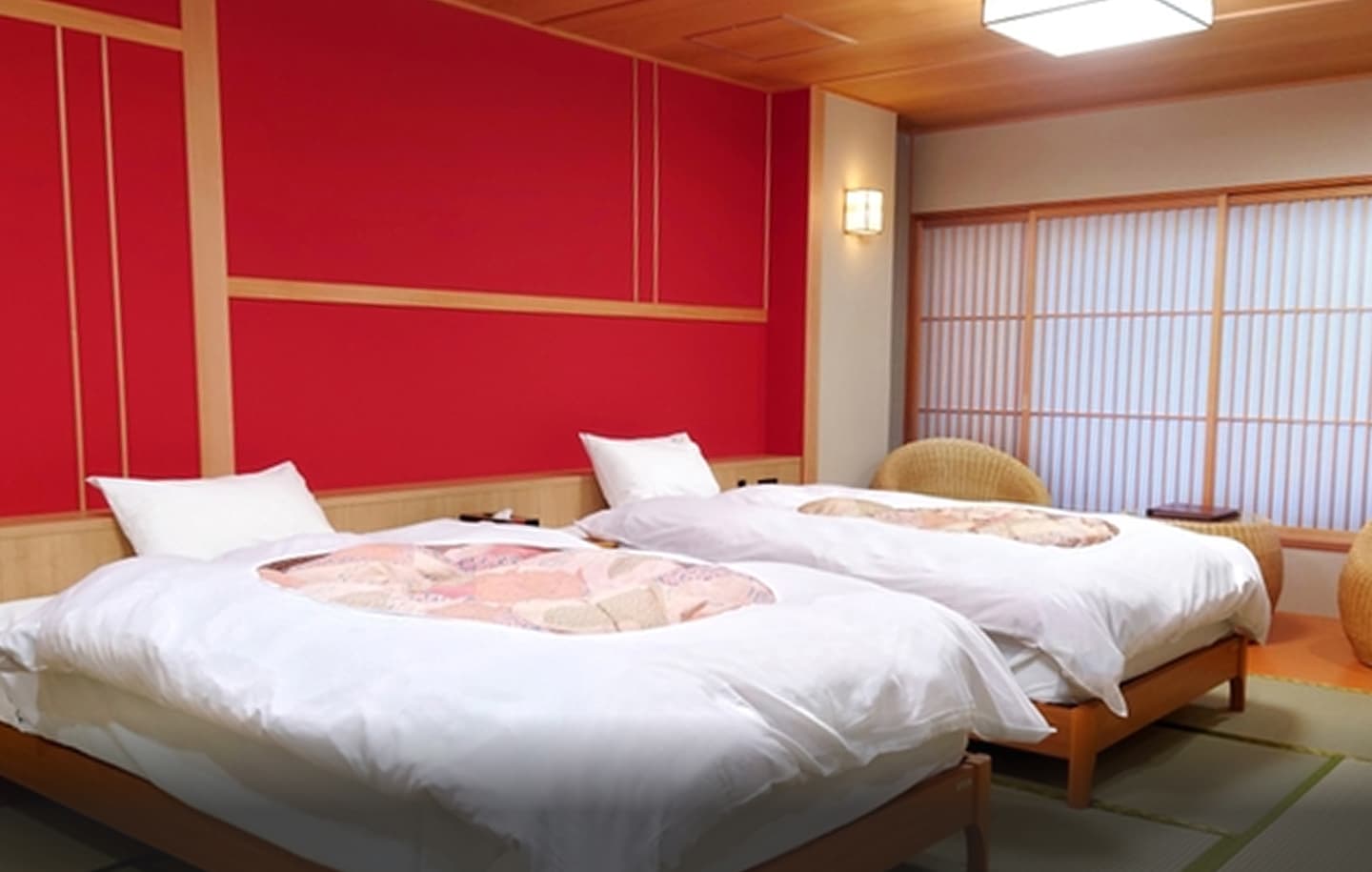 光が差し込む明るい和室の客間。手前には畳敷きの空間が広がり、黒い光沢のあるテーブルと椅子が配置されている。左手には、光を透過する障子が暖かく光り、和の雰囲気を醸し出している。